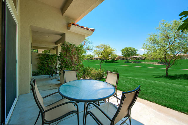 359 Desert Holly Drive, Palm Desert CA: https://media.crmls.org/mediaz/19829f41-fa22-4691-84d1-caafdb4e339a.jpg