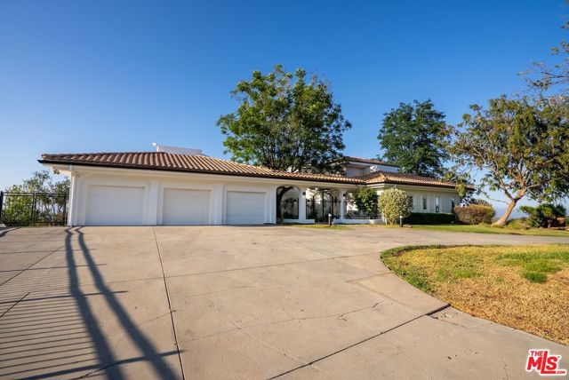 21965 Saddle Peak Road, Topanga CA: https://media.crmls.org/mediaz/1982b23f-ac3c-44ad-963b-7280fe171400.jpg