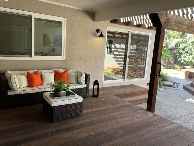 3284 Omega Cir, Pleasanton CA: https://media.crmls.org/mediaz/19841f06-9270-4055-bdb9-12a9f1c63a33.jpg