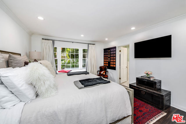13109 Valley Vista Boulevard, Studio City CA: https://media.crmls.org/mediaz/198516b3-e629-4aa2-bc6e-b86f2c92c682.jpg