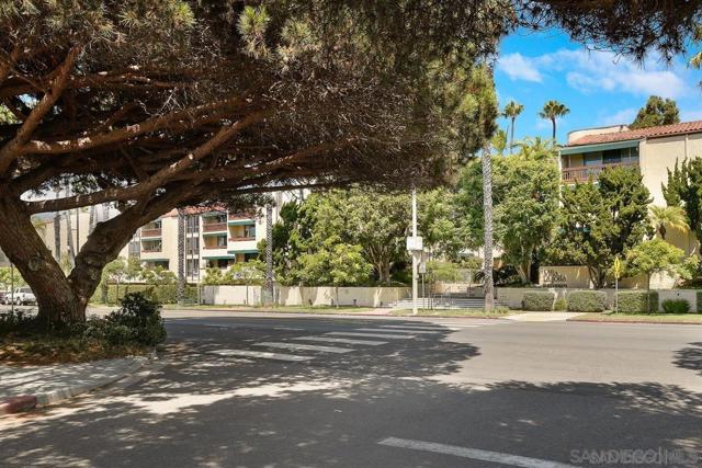 6455 La Jolla Blvd, La Jolla CA: https://media.crmls.org/mediaz/1985d790-2c55-4c94-a511-c42c02a77375.jpg