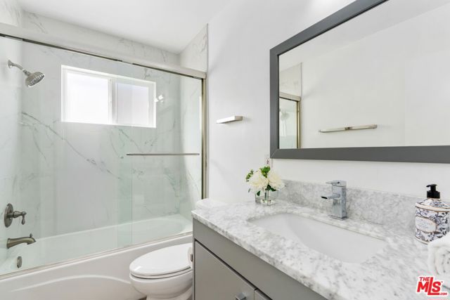 3806 Ocean Front Walk, Marina del Rey CA: https://media.crmls.org/mediaz/1985f625-d3d3-4c4e-b838-30098533a4ff.jpg