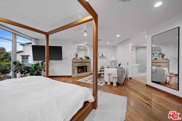 512 Brooks Avenue, Venice CA: https://media.crmls.org/mediaz/19882293-bfe8-4373-8600-2e889ce4bf98.jpg