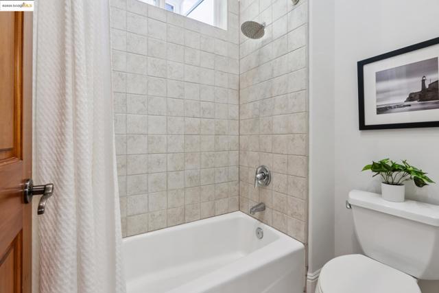 16032 Broadway Ter, Oakland CA: https://media.crmls.org/mediaz/1988a5a7-4713-477b-8efb-dc5ce452127a.jpg