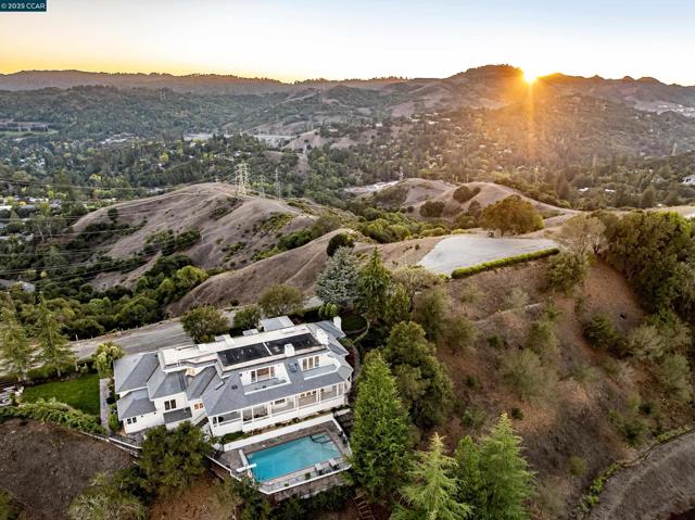 75 Donald Drive, Orinda CA: https://media.crmls.org/mediaz/198904ab-e7d9-4b88-90c2-4920f910c592.jpg