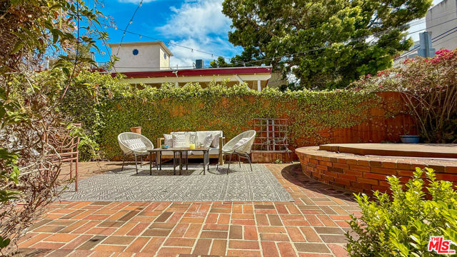 2403 Ocean Avenue, Venice CA: https://media.crmls.org/mediaz/19893ef1-14e4-4867-b829-b7991c80ca83.jpg