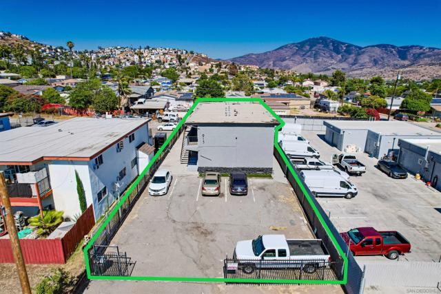 913 Grand Ave, Spring Valley CA: https://media.crmls.org/mediaz/198a1e20-b00d-4d04-9f38-1054378fb170.jpg