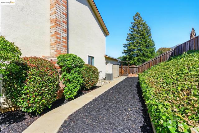 640 Mt Duncan, Clayton CA: https://media.crmls.org/mediaz/198a5aff-3cac-4b10-8bcc-4a480fbef068.jpg