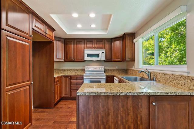 12 Sparrowhawk Lane, Oak Park CA: https://media.crmls.org/mediaz/198a704d-a10a-4eb6-9dec-b5d838b68484.jpg