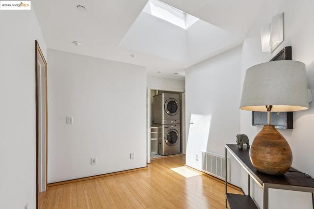 2912 Hillside DR, Burlingame CA: https://media.crmls.org/mediaz/198ab825-b512-4927-8750-619ce4e9fff9.jpg