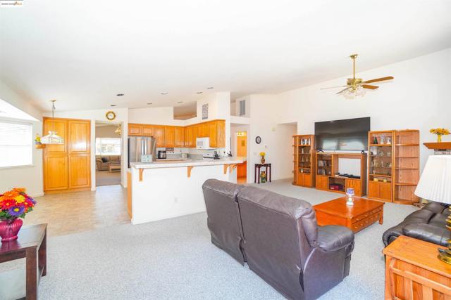 5402 Navajo Ct, Antioch CA: https://media.crmls.org/mediaz/198ac5fb-6711-4b72-bcd6-3809d30b9915.jpg