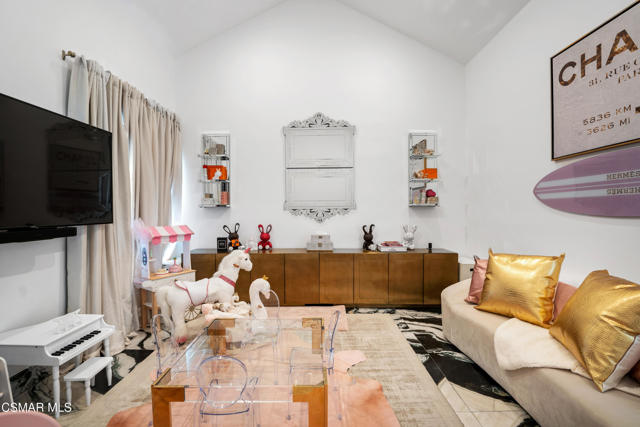 25665 Mulholland Highway, Calabasas CA: https://media.crmls.org/mediaz/198b1936-84cc-451e-8747-ac77b990f7b9.jpg