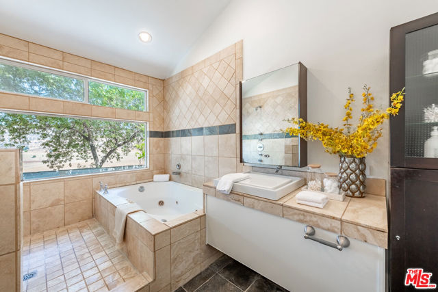 8919 Moorcroft Avenue, West Hills CA: https://media.crmls.org/mediaz/198bed62-e7b7-445b-a8f9-22aeff697cae.jpg