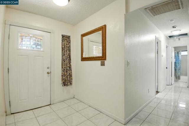 9121 Eaglepoint Ln, Stockton CA: https://media.crmls.org/mediaz/198bf54b-00e0-47db-814f-4c8b65c3e885.jpg