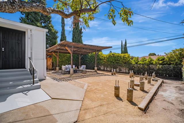 3780 Somerset Ave, Castro Valley CA: https://media.crmls.org/mediaz/198cee89-cf96-4cc5-b661-c0abc264cf9e.jpg
