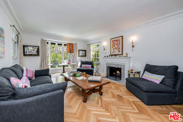 13109 Valley Vista Boulevard, Studio City CA: https://media.crmls.org/mediaz/198d17d8-9a28-4017-b155-da02ba4f957f.jpg