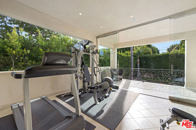 623 N ALTA Drive, Beverly Hills CA: https://media.crmls.org/mediaz/198d4016-5416-43ec-b155-b12d38ead425.jpg