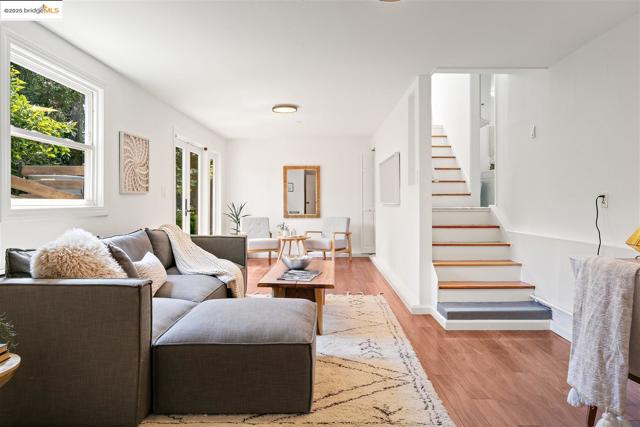 1009 Richmond st, El Cerrito CA: https://media.crmls.org/mediaz/198dc28a-d0a3-4460-8346-8afcb7d3d398.jpg