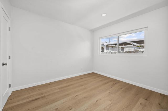 6979 81 Amherst, San Diego CA: https://media.crmls.org/mediaz/198dd407-6817-4a82-9d75-82baffc8b158.jpg