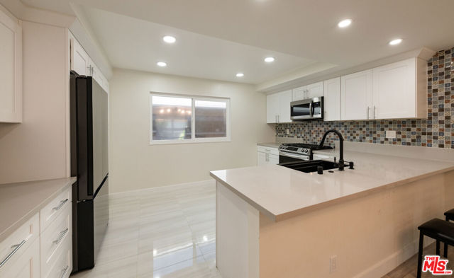 13206 Admiral Avenue, Marina del Rey CA: https://media.crmls.org/mediaz/198e0373-1135-4a0e-a792-7d359f06f3db.jpg