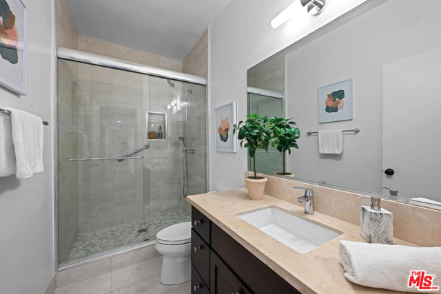 11928 Kiowa Avenue, Los Angeles CA: https://media.crmls.org/mediaz/198e4e61-5313-48f7-a2df-60df35e15f31.jpg