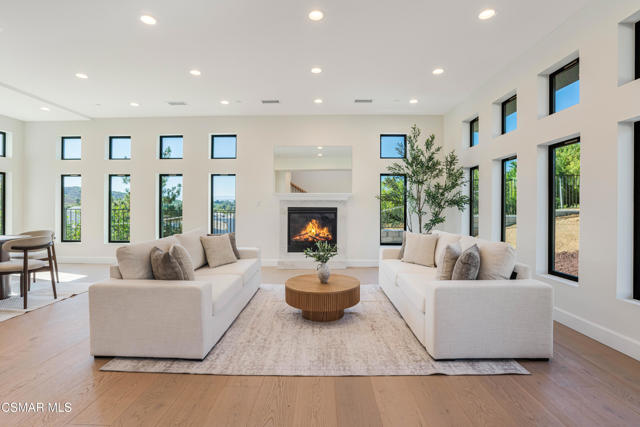 252 Capri Drive, Simi Valley CA: https://media.crmls.org/mediaz/198e93fd-9d65-4c28-aef8-f8c7ff639c54.jpg