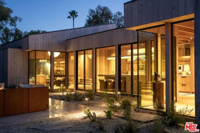 28779 Sea Ranch Way, Malibu CA: https://media.crmls.org/mediaz/198eb548-b725-4e5d-a24c-e1cb5cccb02b.jpg