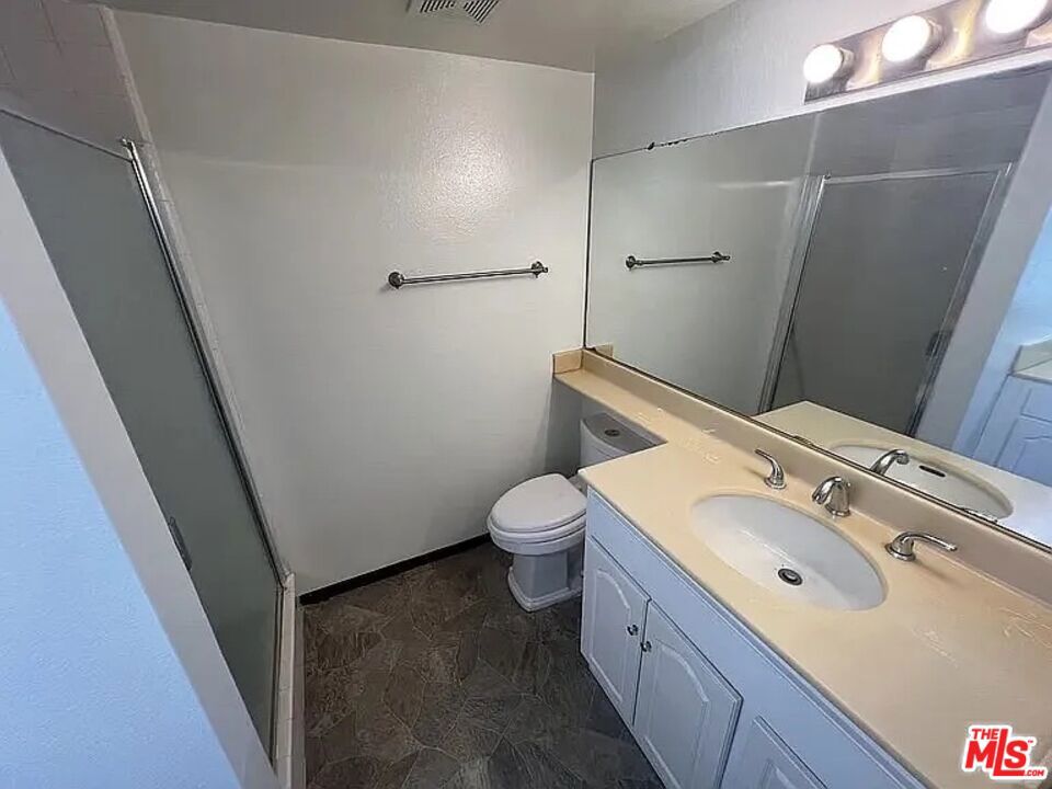 https://media.crmls.org/mediaz/198ecb3a-fe67-4738-ac51-7b8c8a8b0b0c.jpg?preset=X-Large