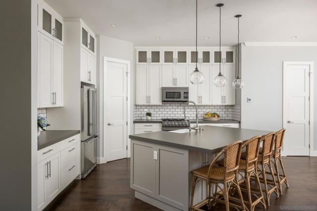 6411 Dowling Dr, La Jolla CA: https://media.crmls.org/mediaz/1990084b-5937-4a26-bfa2-6cdddce5b267.jpg