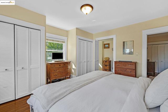 1047 Ranleigh Way, Piedmont CA: https://media.crmls.org/mediaz/19901120-b9cf-464f-9a44-a5292f84364e.jpg