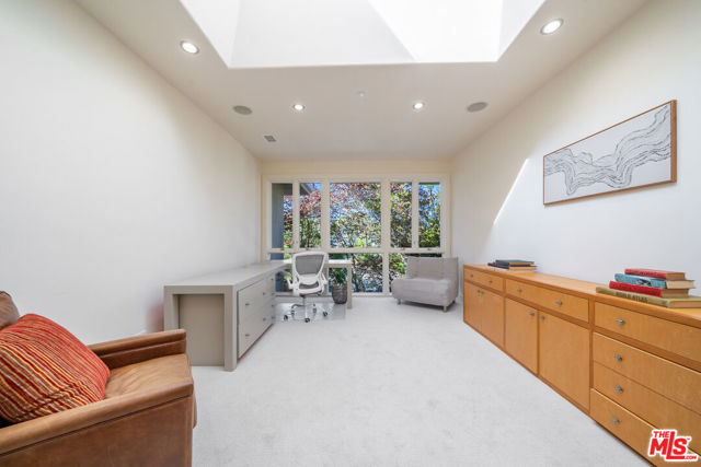 10148 Angelo Circle, Beverly Hills CA: https://media.crmls.org/mediaz/19905fa0-479d-49fc-b78d-606c7b01d472.jpg