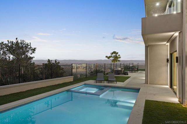 2448 Sagebrush Ct, La Jolla CA: https://media.crmls.org/mediaz/19910c01-61ac-4e05-9b98-bc59af663415.jpg