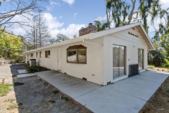 2592 Caballo Ranchero Dr, Diablo CA: https://media.crmls.org/mediaz/19911034-10cf-476d-8a1a-f5a7d9ceb78b.jpg