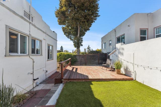 2734 Macarthur Blvd, Oakland CA: https://media.crmls.org/mediaz/1991c974-e422-4982-a3b0-a1297526fb3b.jpg