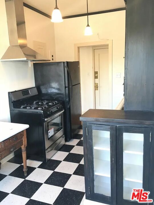 1901 N Commonwealth Avenue, Los Angeles CA: https://media.crmls.org/mediaz/1993086b-afc2-4f02-8e43-86edc5895f62.jpg