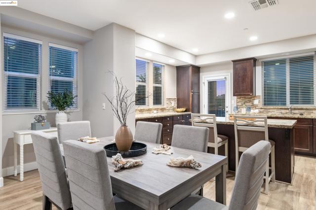 701 Tierney Pl, Martinez CA: https://media.crmls.org/mediaz/19934a5a-9a4a-4ab0-9f86-4fde72f39dfd.jpg