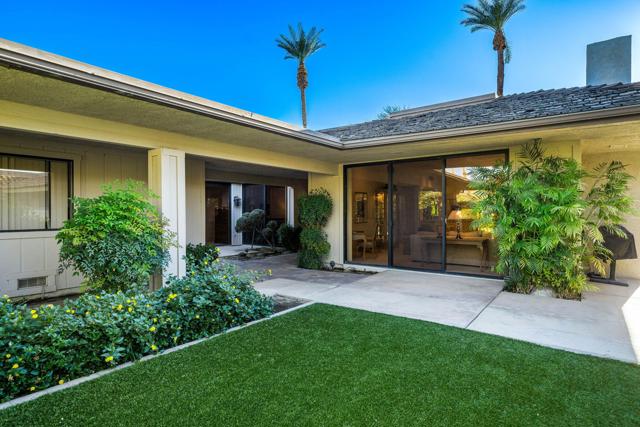 15 Duke Drive, Rancho Mirage CA: https://media.crmls.org/mediaz/1994467a-6e9b-4f43-83a1-7649e4a70a19.jpg