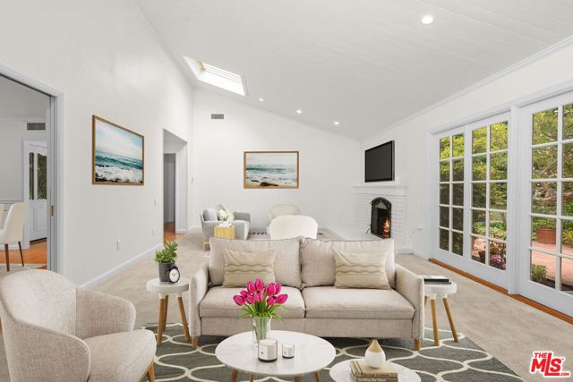 30604 Sicomoro Drive, Malibu CA: https://media.crmls.org/mediaz/19949f98-7f5c-4559-ba78-61e03027069d.jpg