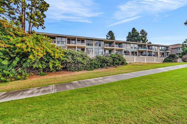 2507 Navarra Dr, Carlsbad CA: https://media.crmls.org/mediaz/1994eb44-785f-4b6e-acec-f4380d4f3b13.jpg