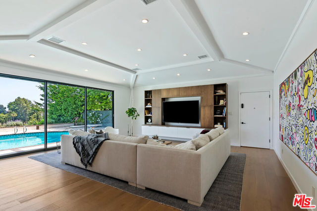 17237 Quesan Place, Encino CA: https://media.crmls.org/mediaz/1994f94c-9f6c-46fa-893c-eda48d06c35d.jpg