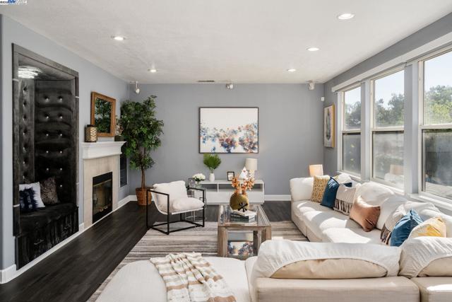 2498 Taylor Way, Antioch CA: https://media.crmls.org/mediaz/1994ffc7-06e0-463b-b63e-01748de4abbc.jpg