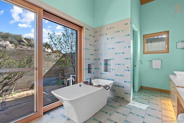 20385 Rancho Villa Rd, Ramona CA: https://media.crmls.org/mediaz/199556a2-2b5a-4409-9035-8e21e4533746.jpg
