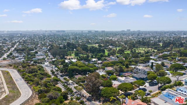 2376 Dewey Street, Santa Monica CA: https://media.crmls.org/mediaz/1995a8d8-579f-4c8a-ab1f-cf517ec8232b.jpg