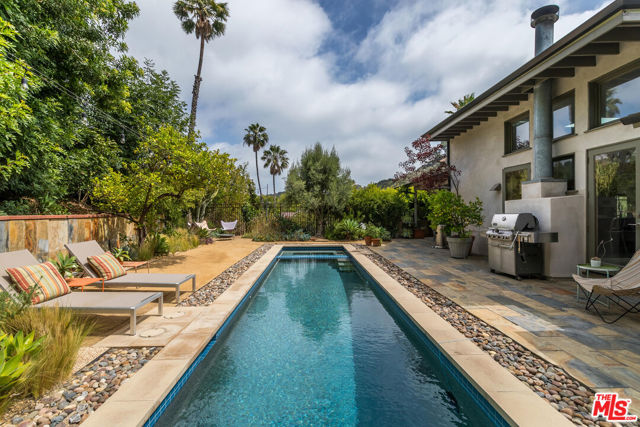 8631 Allenwood Road, Los Angeles CA: https://media.crmls.org/mediaz/19968886-34d8-4efd-b7fd-8e02edb30d0a.jpg