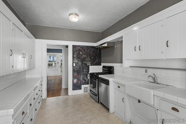 1821 25 Cypress Ave, San Diego CA: https://media.crmls.org/mediaz/19972eb0-c73b-41e9-93e2-c0e6ace3cc4e.jpg
