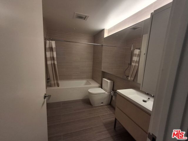877 Francisco Street, Los Angeles CA: https://media.crmls.org/mediaz/19986f1a-8a04-4d39-ac24-730c06201136.jpg
