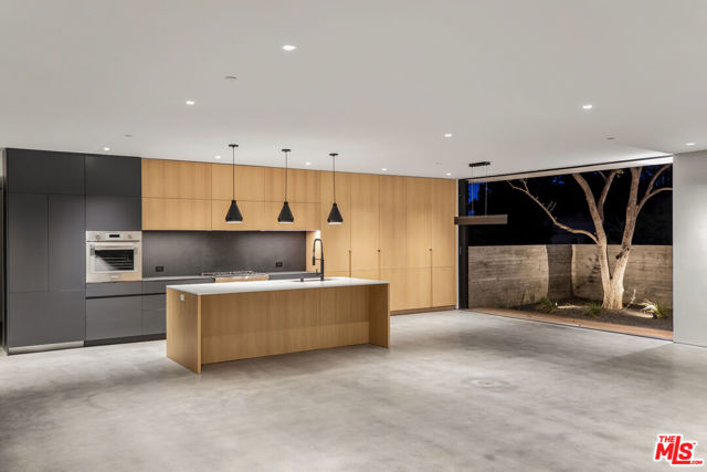 1448 STRADELLA Road, Los Angeles CA: https://media.crmls.org/mediaz/19990004-0454-4851-b8ef-4b45001c764c.jpg