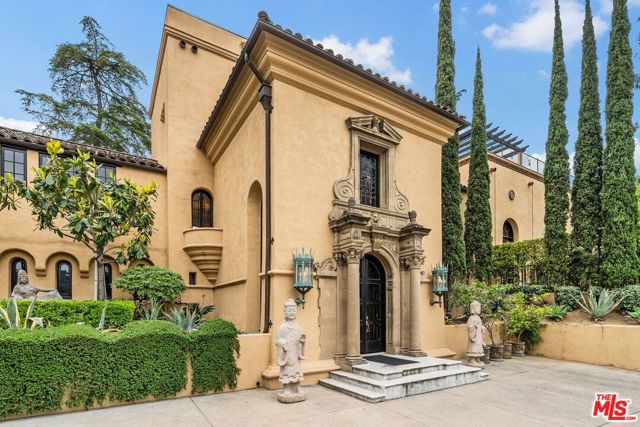 4320 Cedarhurst Circle, Los Angeles CA: https://media.crmls.org/mediaz/199995e1-14ad-40ec-890d-f8ce88fead80.jpg