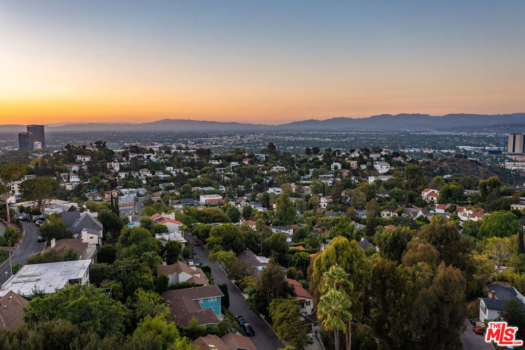 https://media.crmls.org/mediaz/1999e5b7-100a-40ce-ae22-b5675947f51f.jpg?preset=X-Large