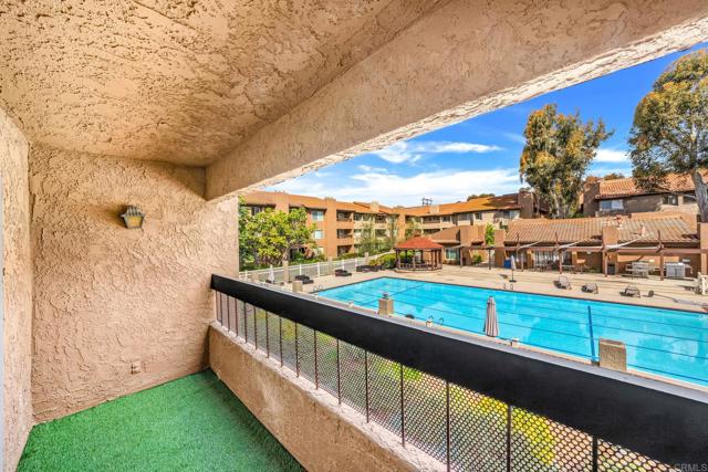 10350 Caminito Cuervo, San Diego CA: https://media.crmls.org/mediaz/199a66fe-c924-43ce-93c2-4e9636517fca.jpg